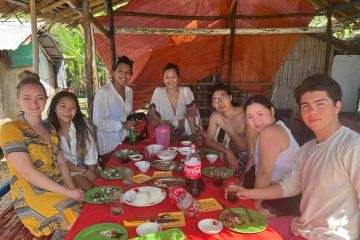 Group_meal_near_resort-cropped